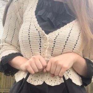 Sweet vintage 90s/y2k era crochet long sleeve jacket/vest 🌞
